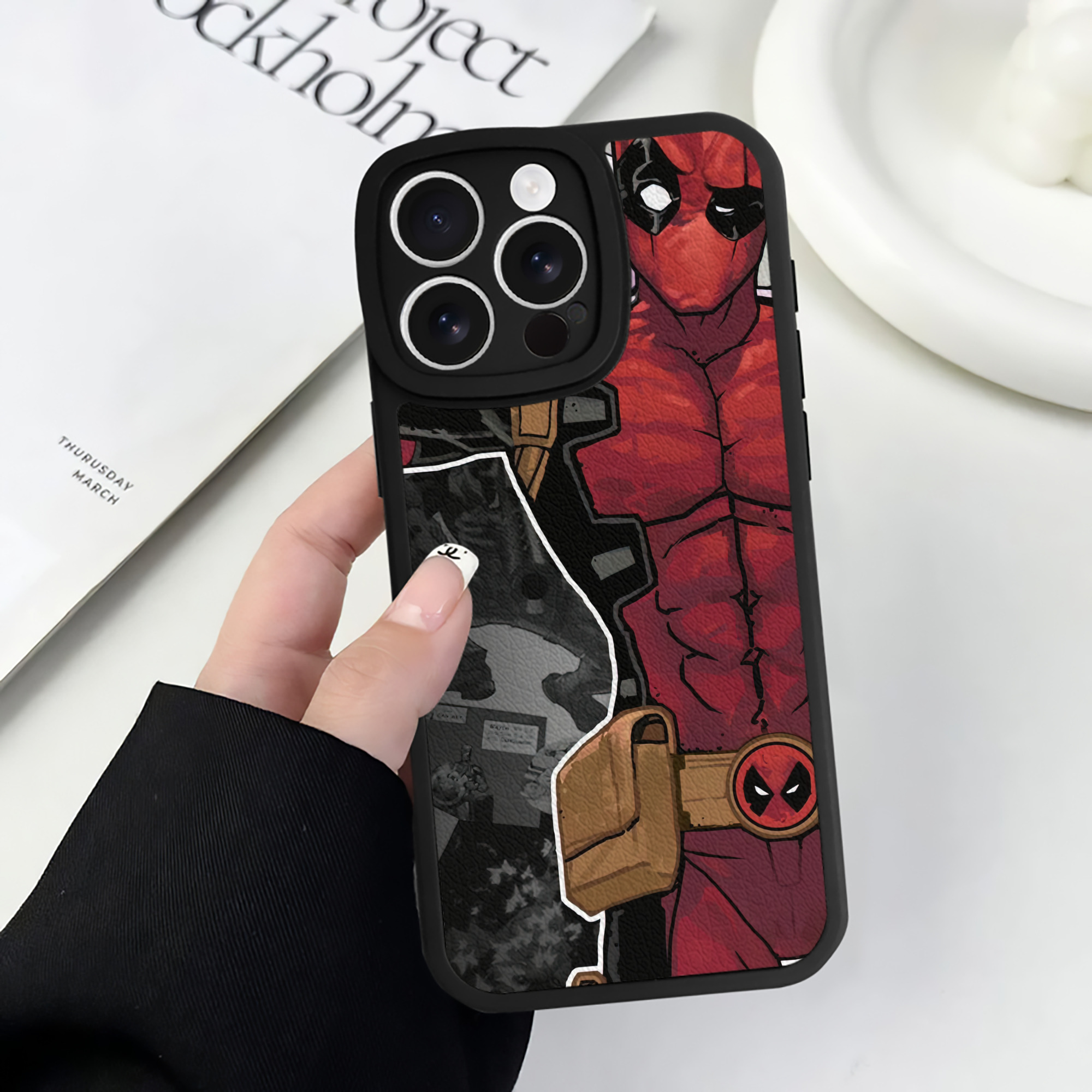 （画像用） Deadpool デッドプール 【iPhone 16シリーズ対応】シリコンスマホケース（レザー調） 材質：シリコン